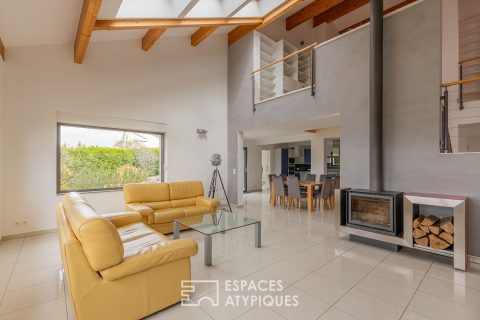 Lumineuse villa d’architecte avec piscine