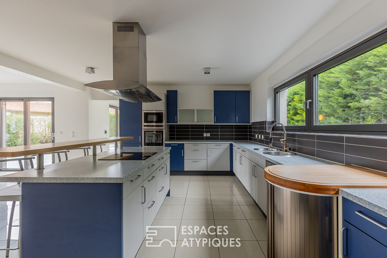 Lumineuse villa d’architecte avec piscine