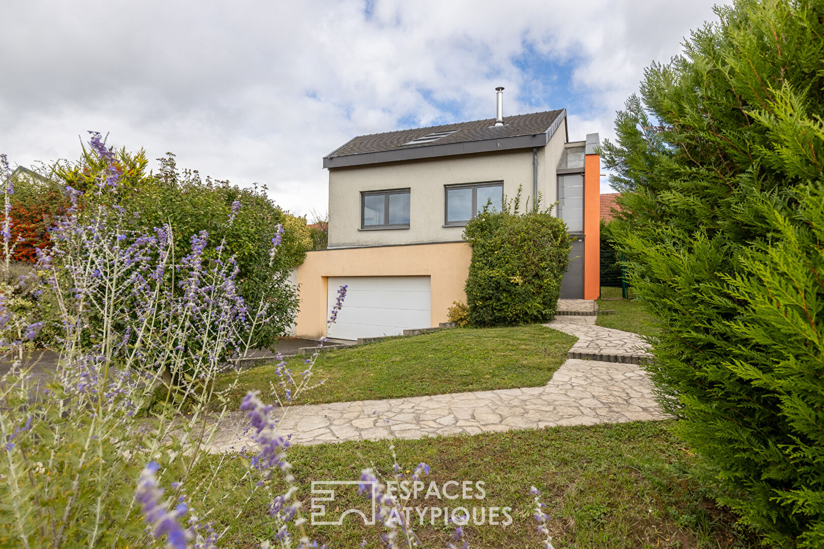 Lumineuse villa d’architecte avec piscine