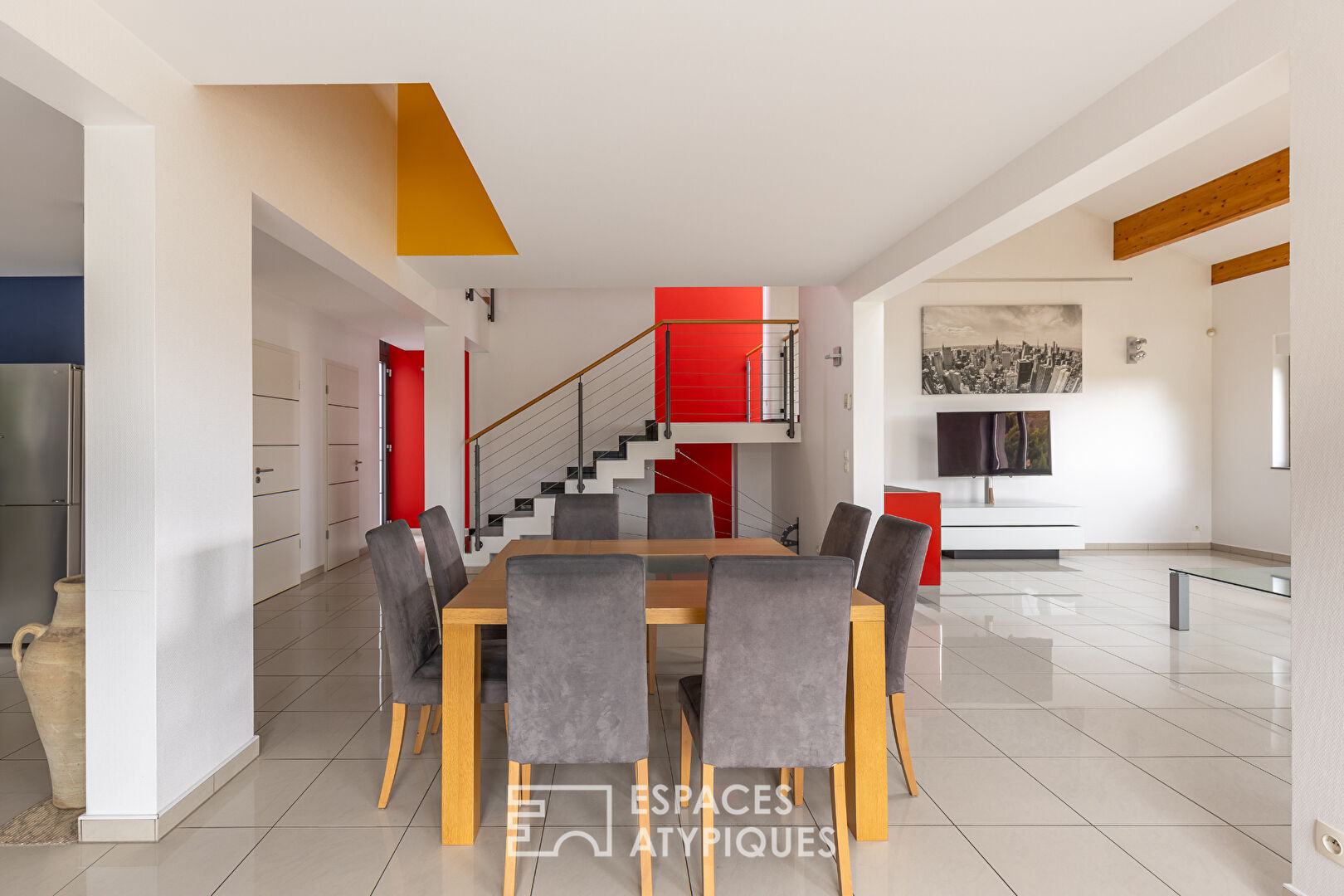 Lumineuse villa d’architecte avec piscine