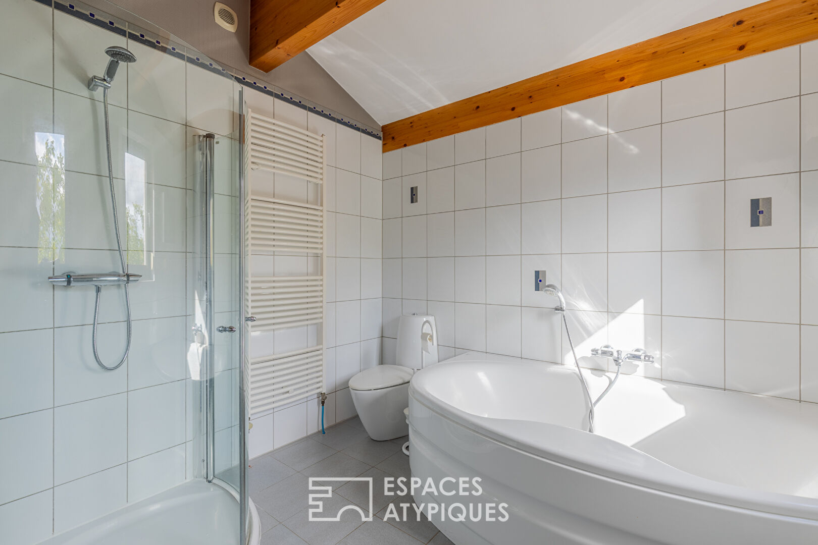 Lumineuse villa d’architecte avec piscine