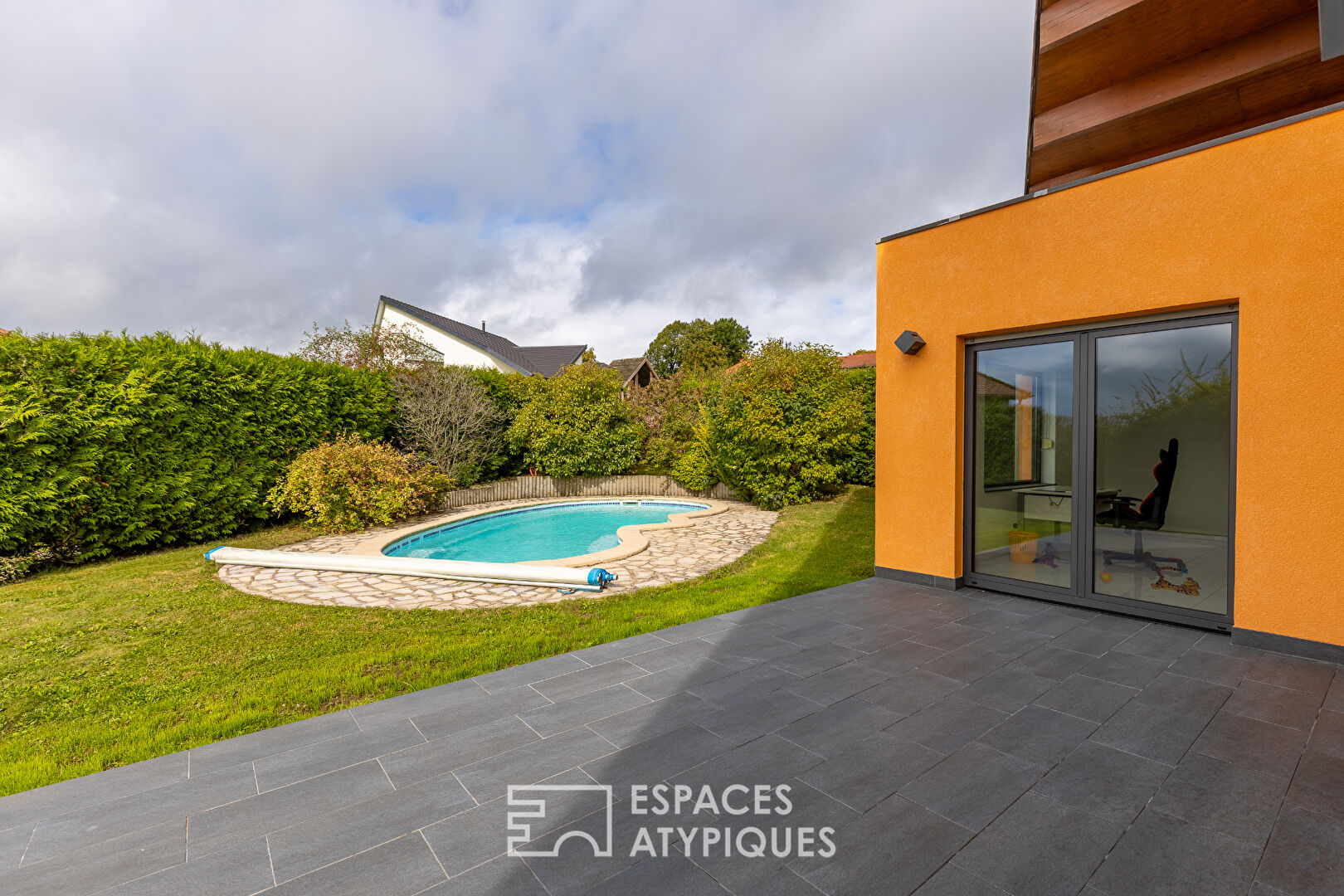 Lumineuse villa d’architecte avec piscine