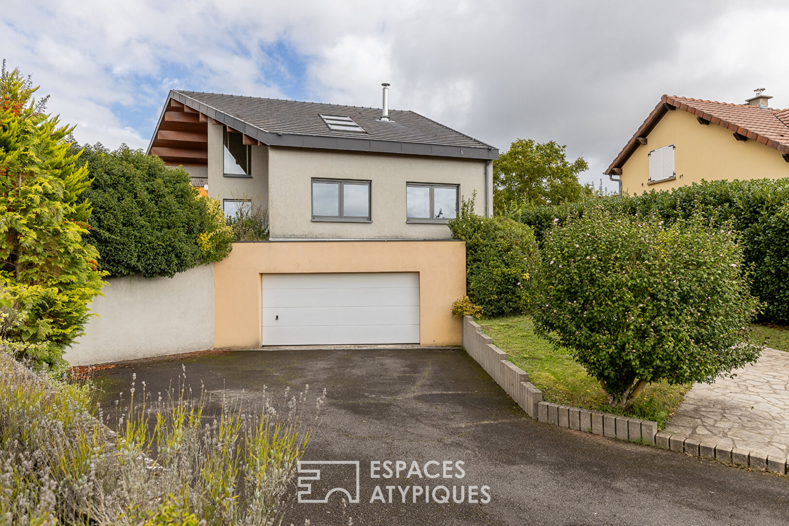 Lumineuse villa d’architecte avec piscine