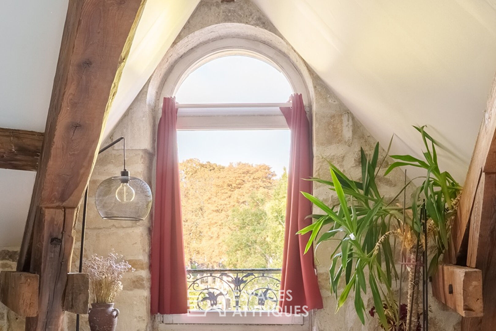 Attic apartment in the heart of the city with exposed beam
