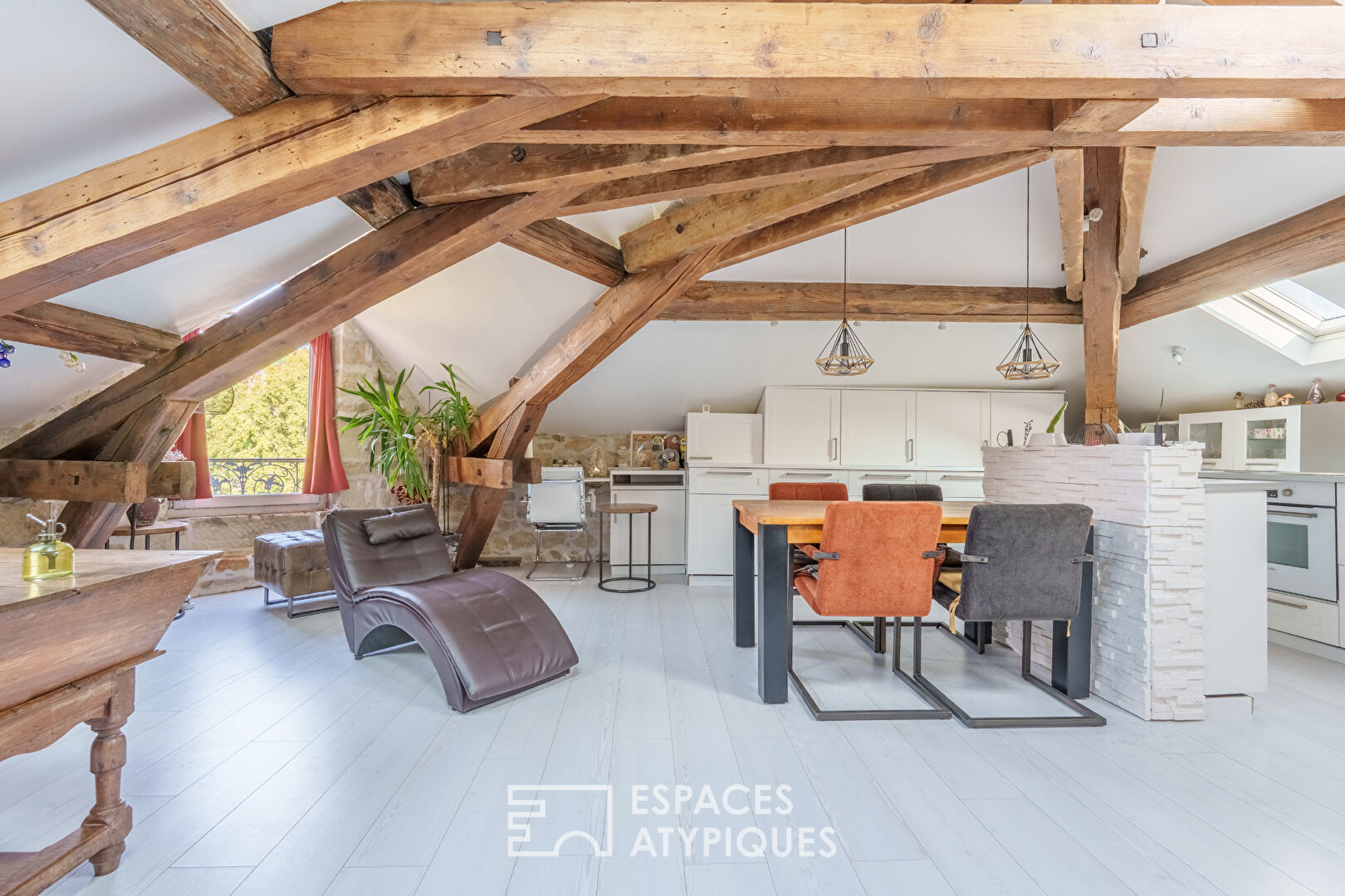 Attic apartment in the heart of the city with exposed beam