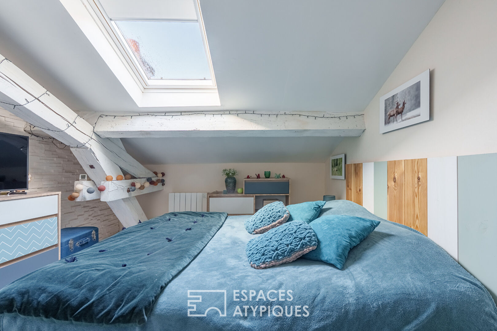 Attic apartment in the heart of the city with exposed beam