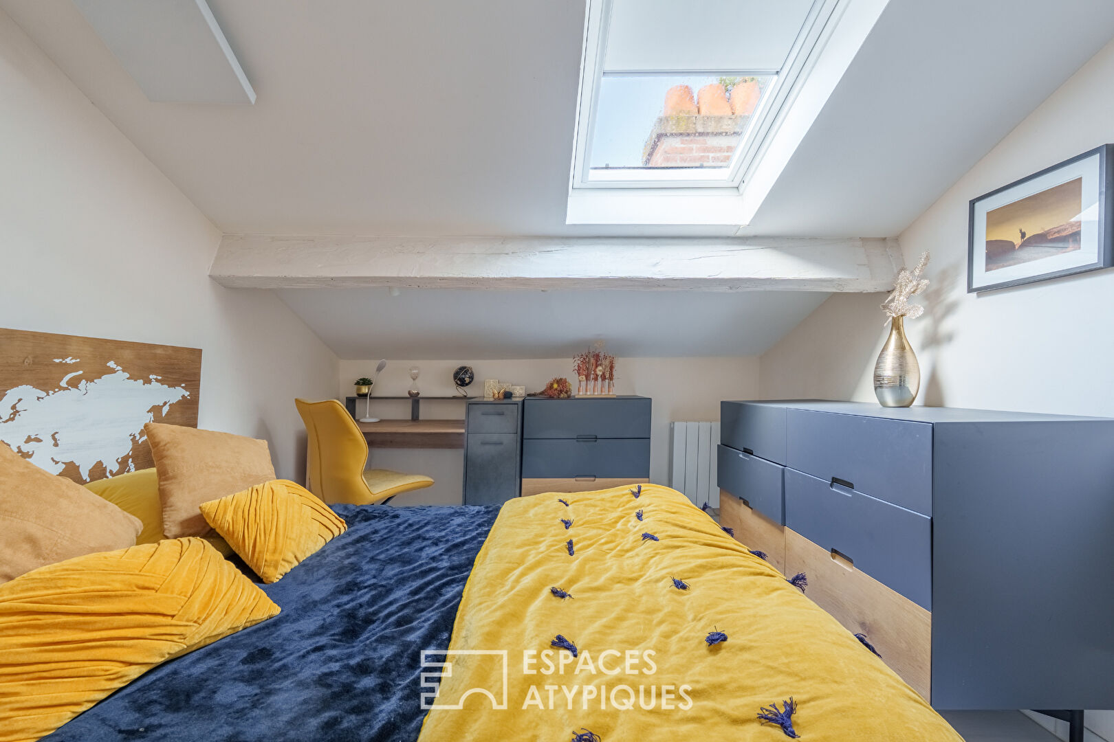 Attic apartment in the heart of the city with exposed beam