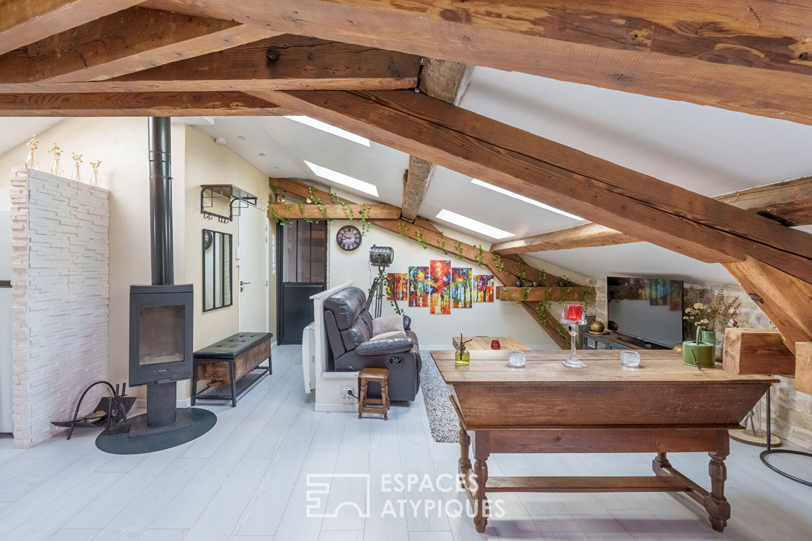 Attic apartment in the heart of the city with exposed beam