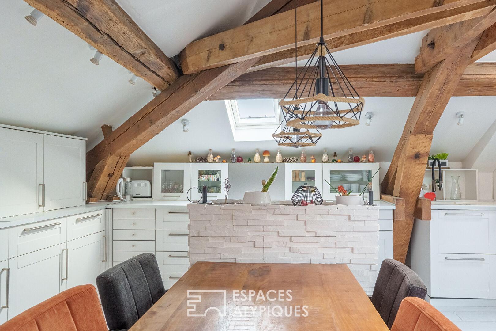 Attic apartment in the heart of the city with exposed beam