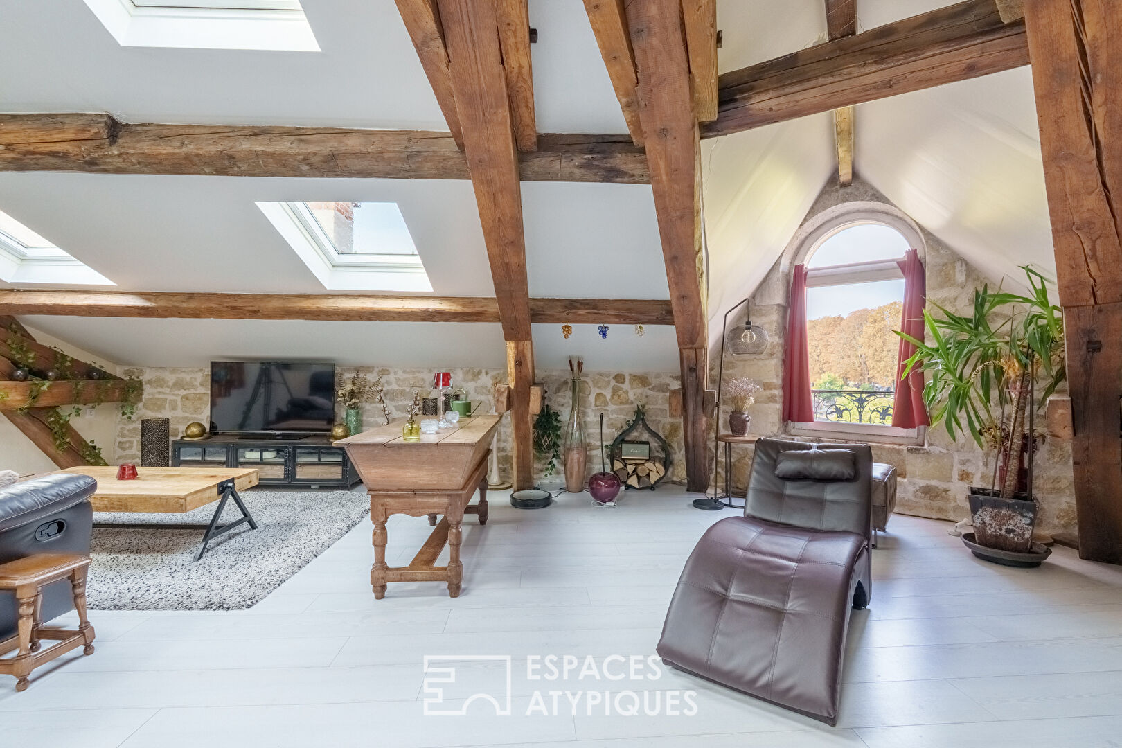 Attic apartment in the heart of the city with exposed beam