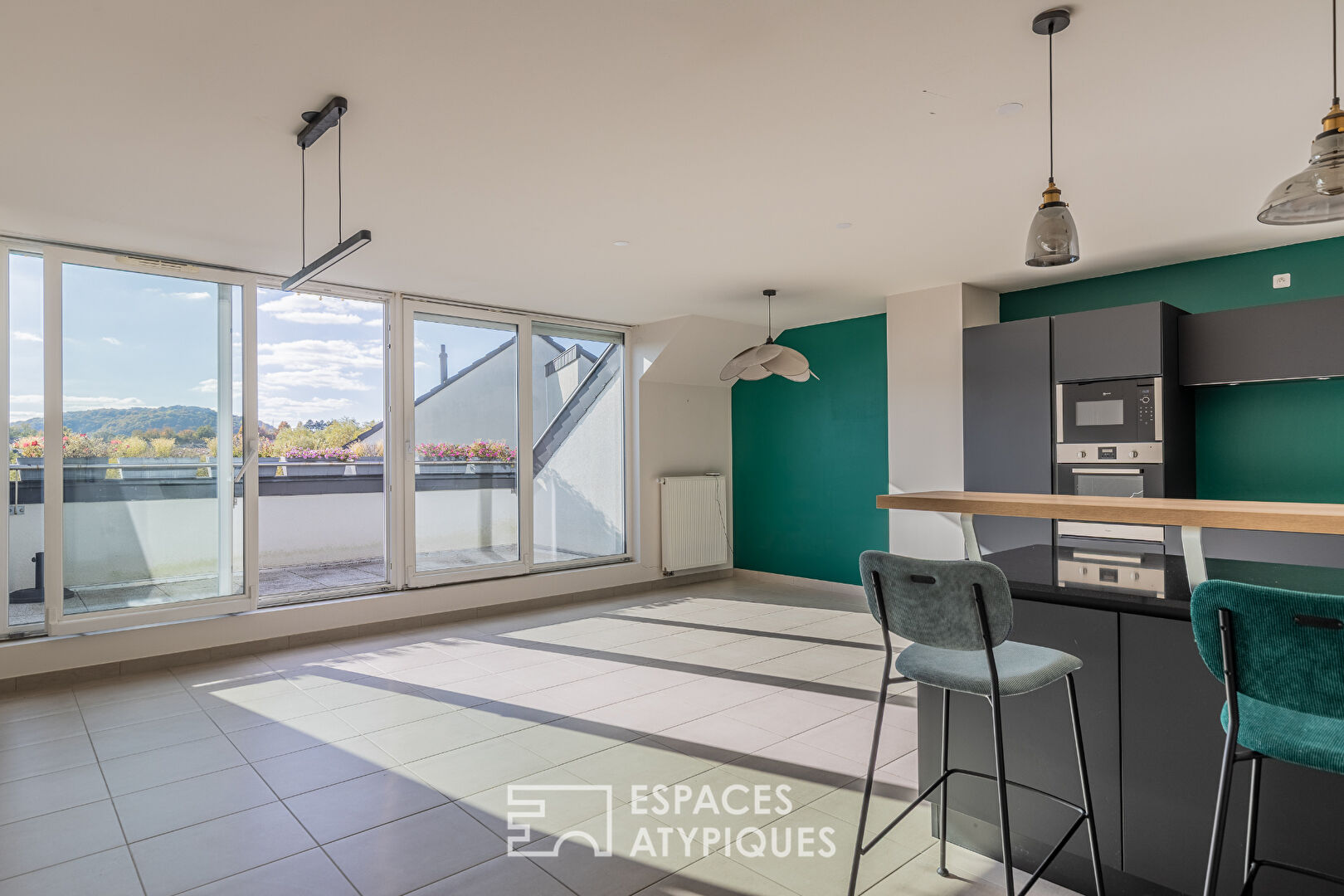 Dernier étage contemporain et sa terrasse