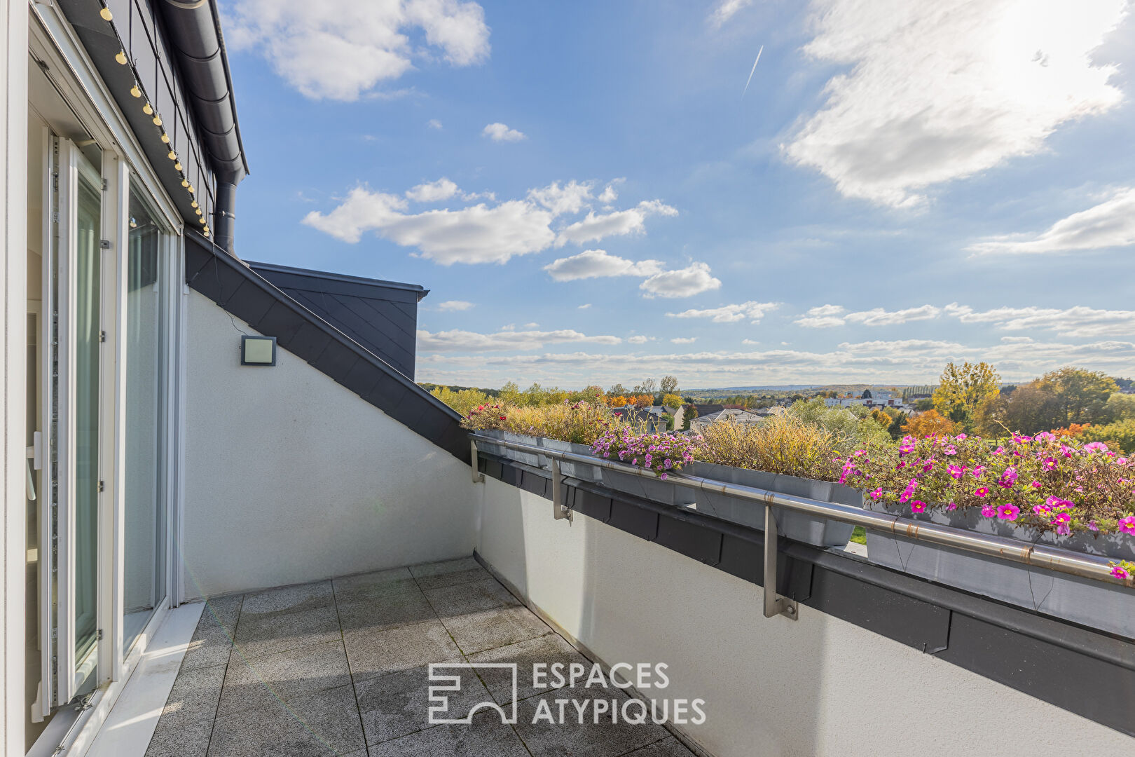 Dernier étage contemporain et sa terrasse