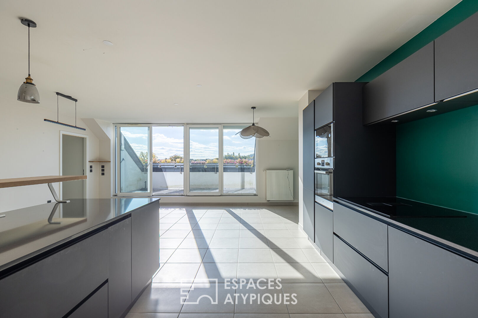 Dernier étage contemporain et sa terrasse