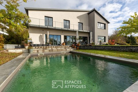 Propriété contemporaine aux lignes épurées et sa piscine