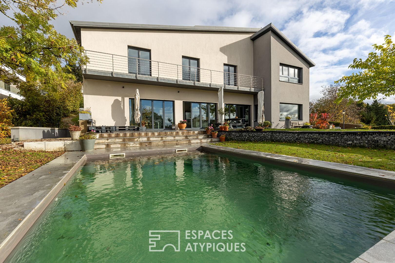 Propriété contemporaine aux lignes épurées et sa piscine