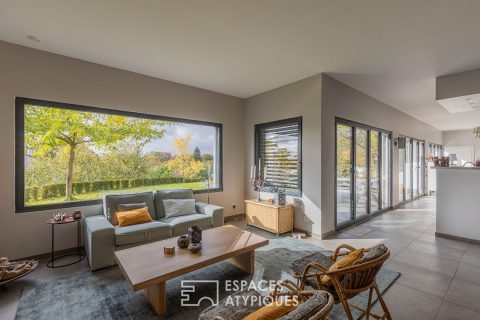 Propriété contemporaine aux lignes épurées et sa piscine