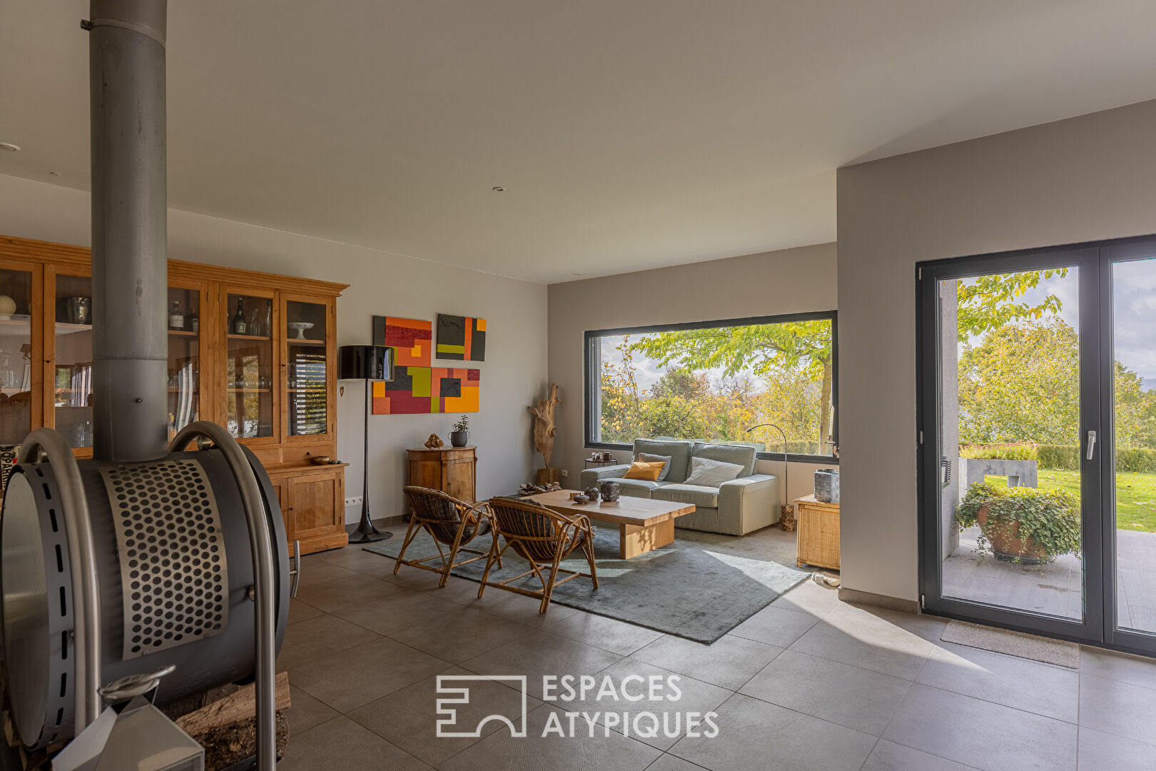 Propriété contemporaine aux lignes épurées et sa piscine