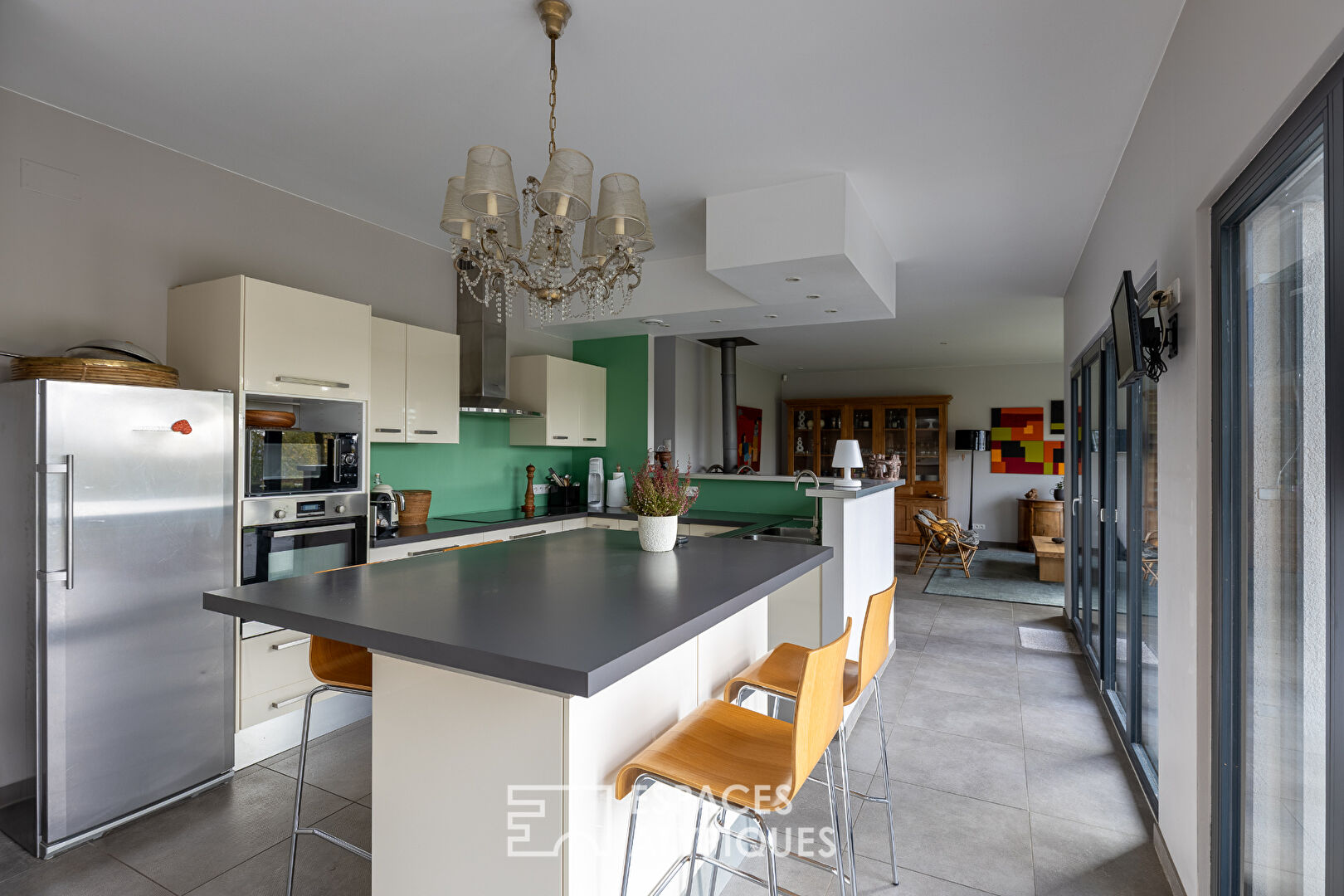 Propriété contemporaine aux lignes épurées et sa piscine