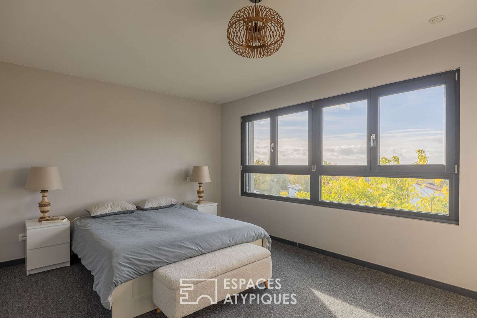 Propriété contemporaine aux lignes épurées et sa piscine