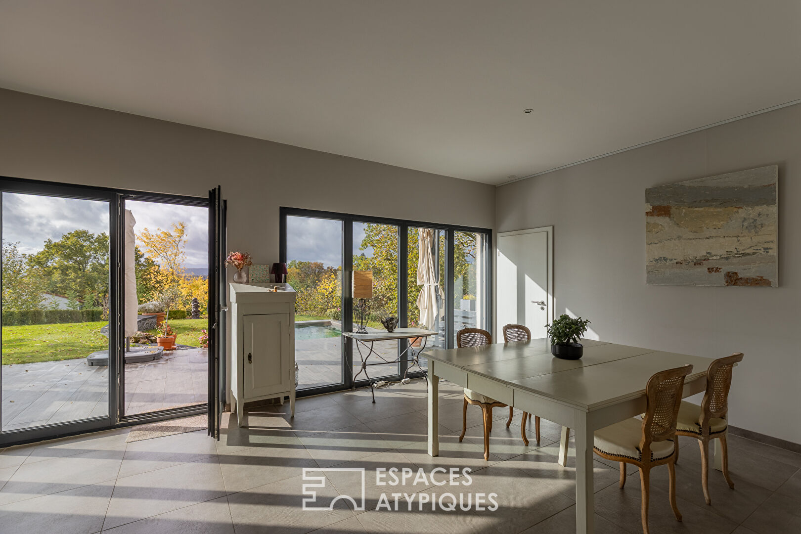 Propriété contemporaine aux lignes épurées et sa piscine