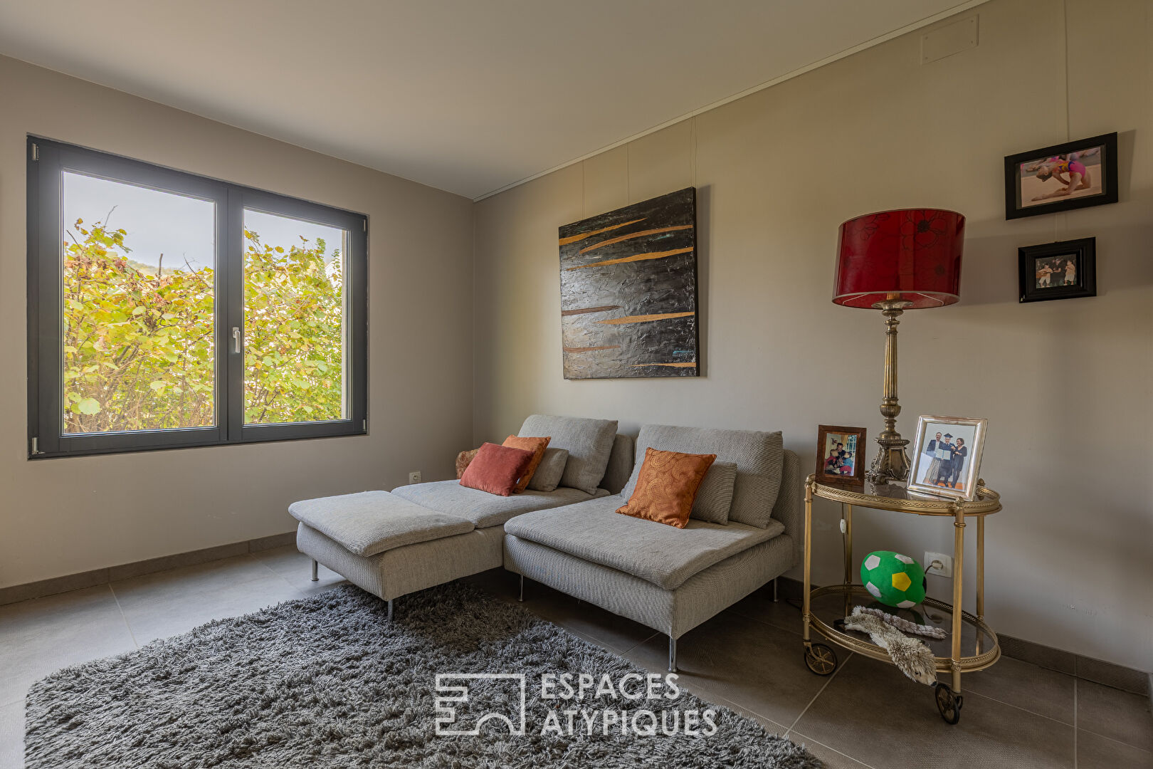 Propriété contemporaine aux lignes épurées et sa piscine