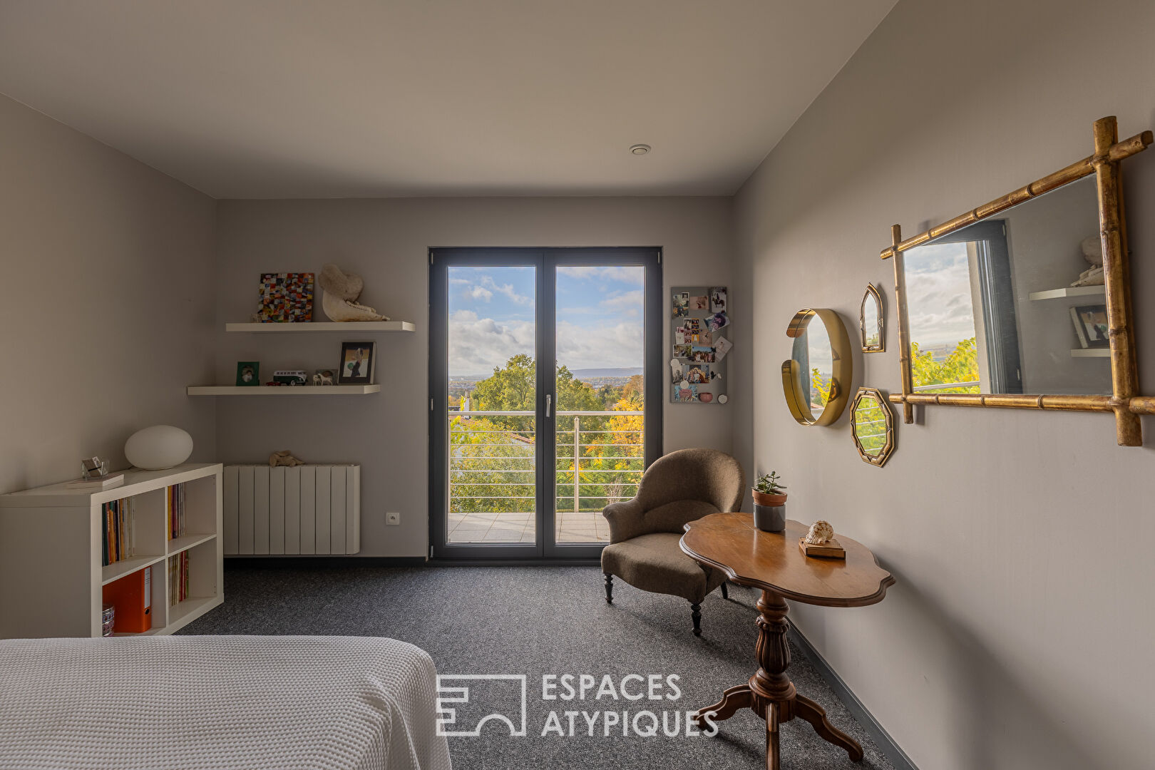 Propriété contemporaine aux lignes épurées et sa piscine