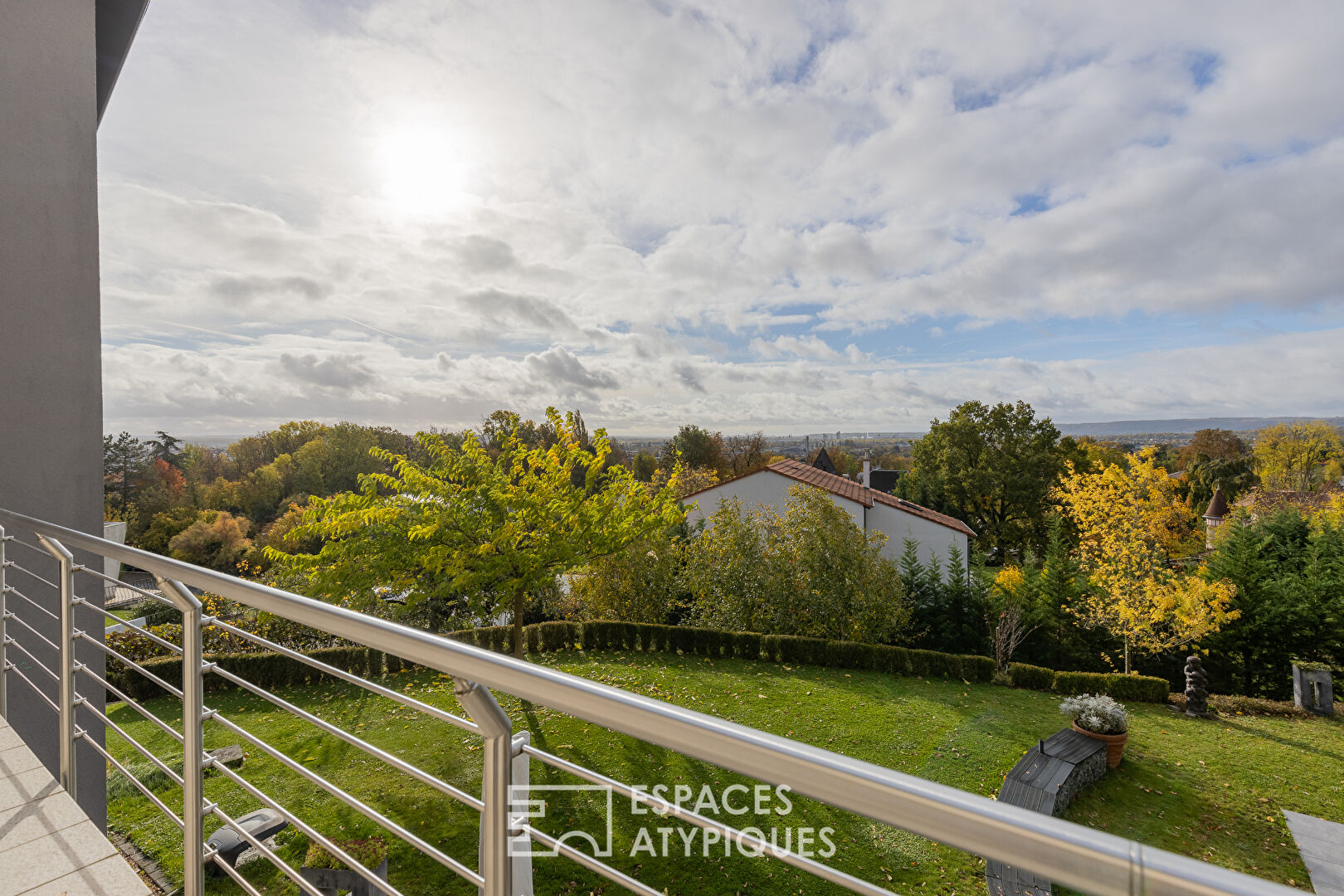 Propriété contemporaine aux lignes épurées et sa piscine