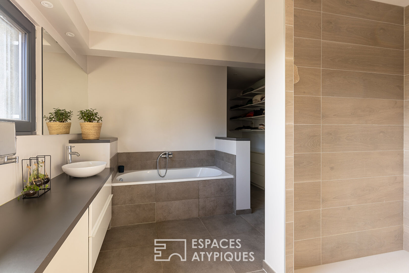 Propriété contemporaine aux lignes épurées et sa piscine