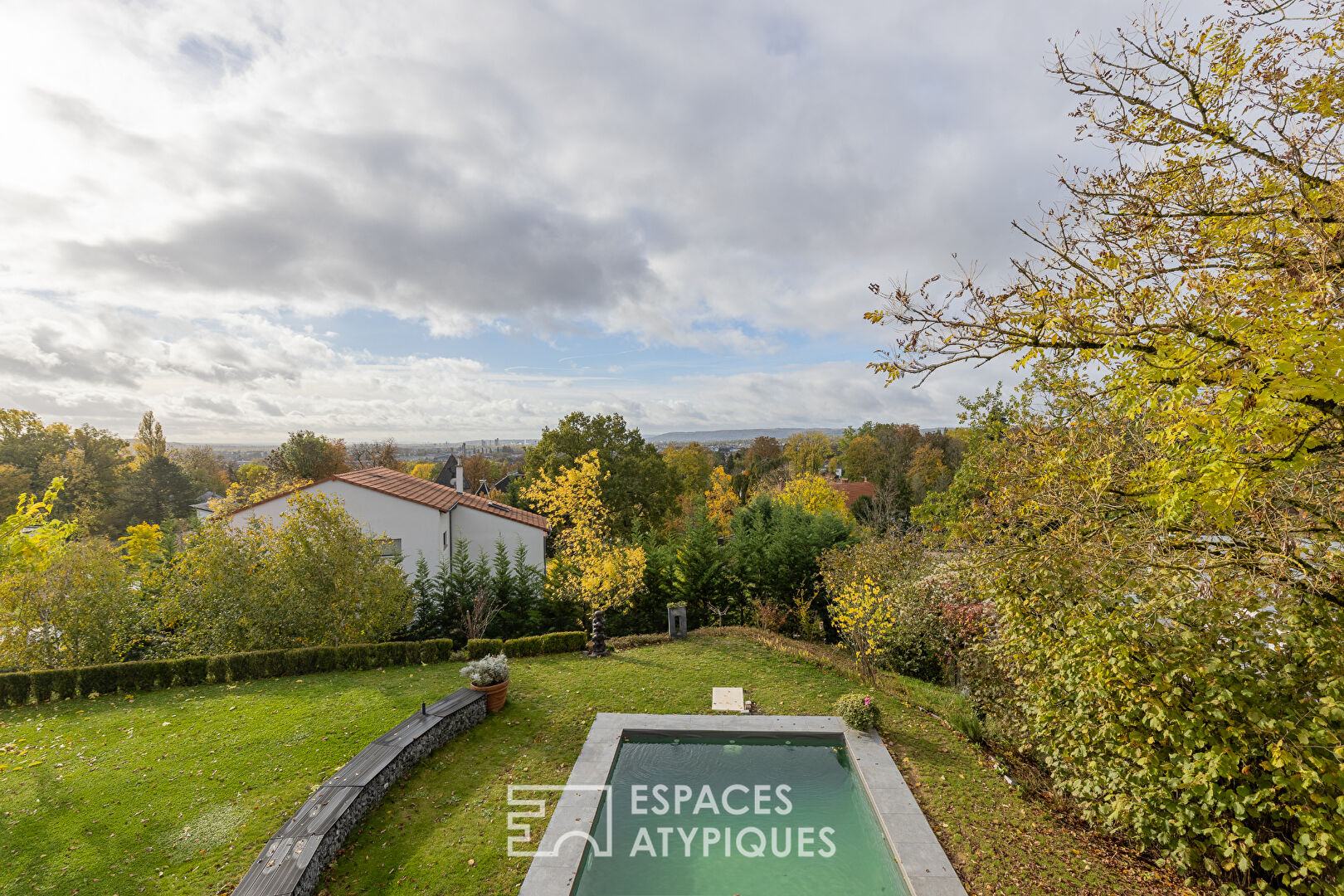 Propriété contemporaine aux lignes épurées et sa piscine