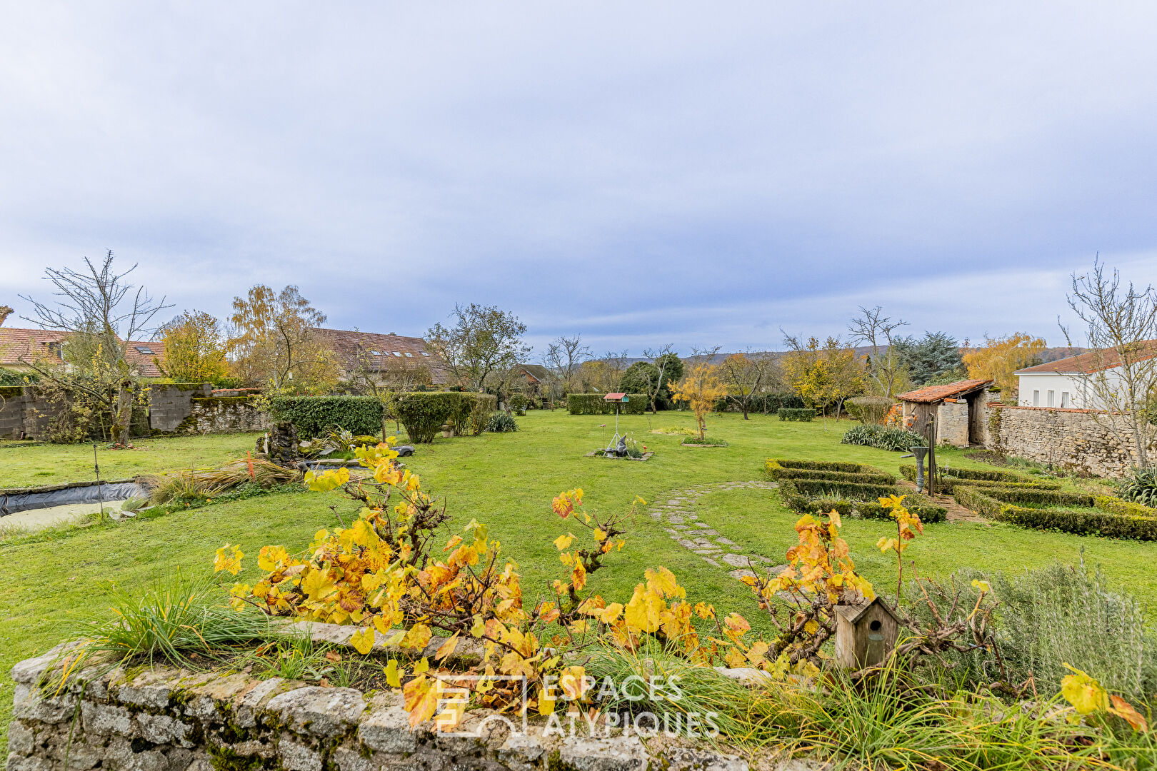 Ancien corps de ferme transformé et sa grange à 20 minutes de Metz