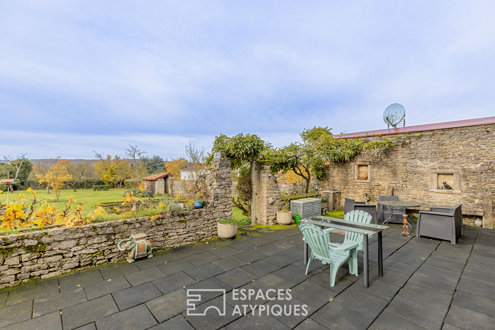 Ancien corps de ferme transformé et sa grange à 20 minutes de Metz