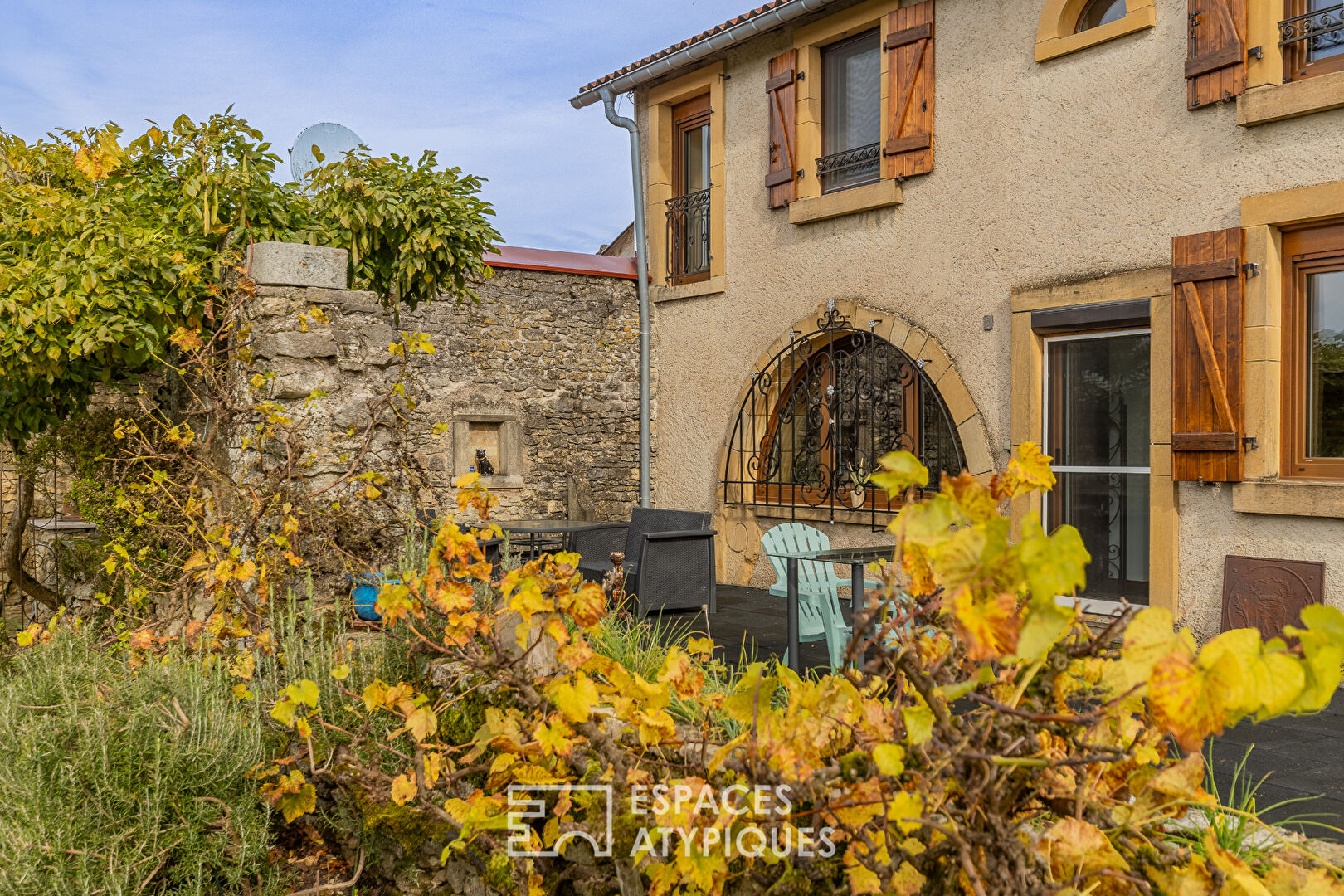 Ancien corps de ferme transformé et sa grange à 20 minutes de Metz