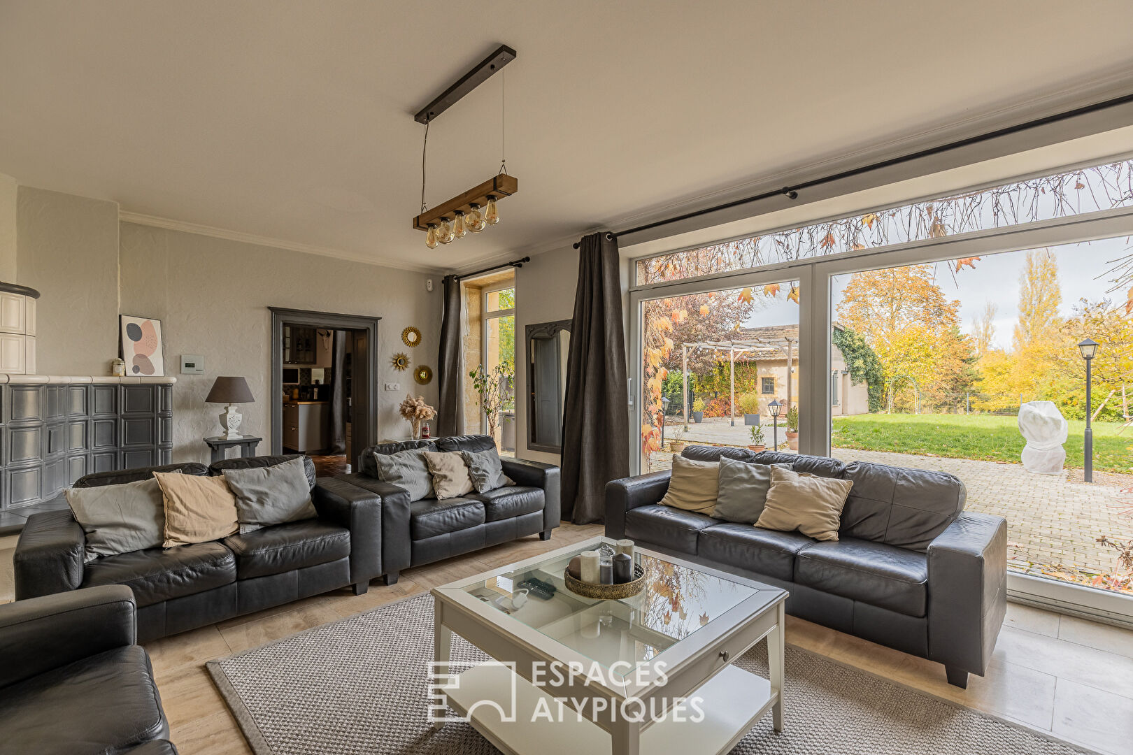 Ancien presbytère rénové avec jardin et dépendance