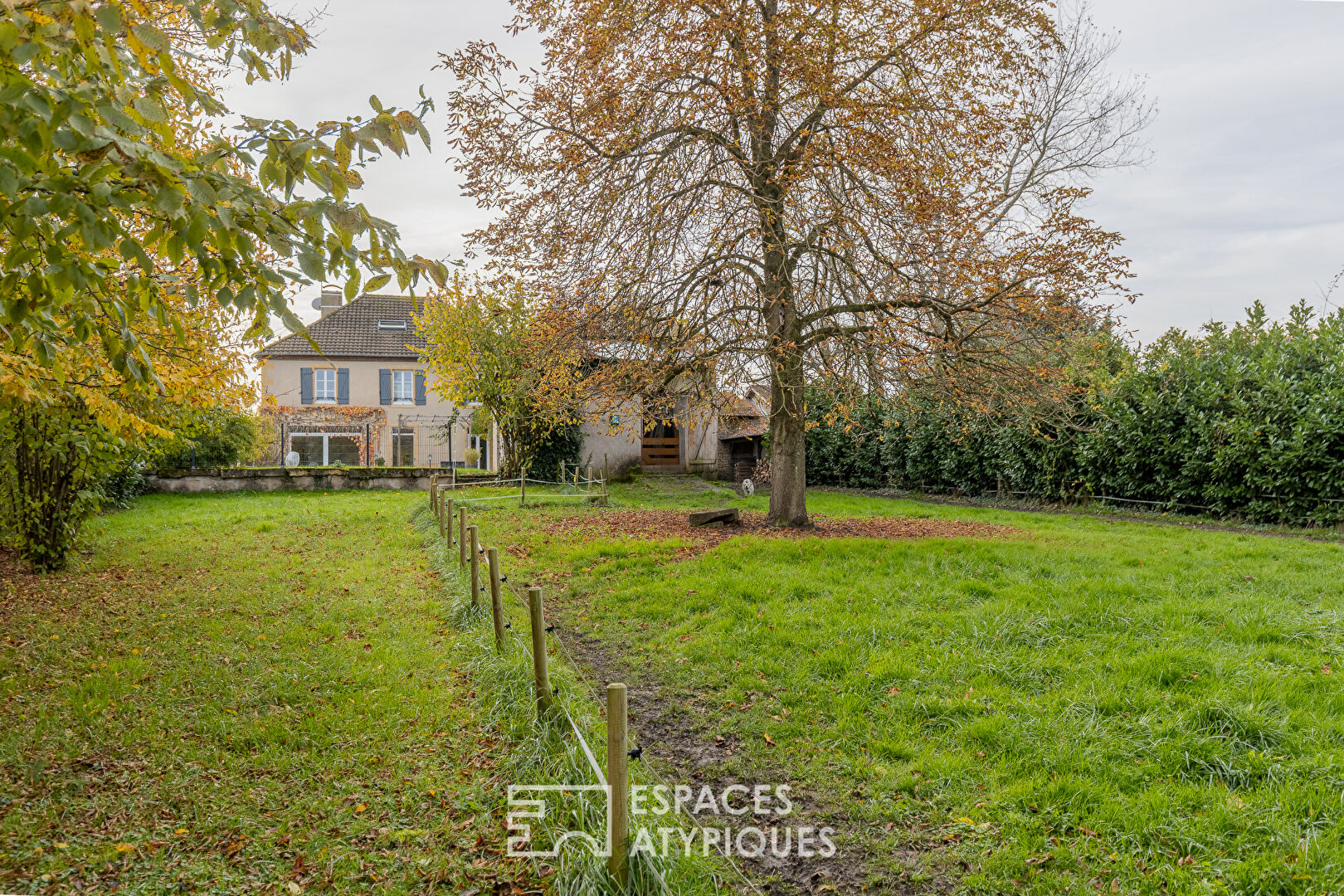 Ancien presbytère rénové avec jardin et dépendance