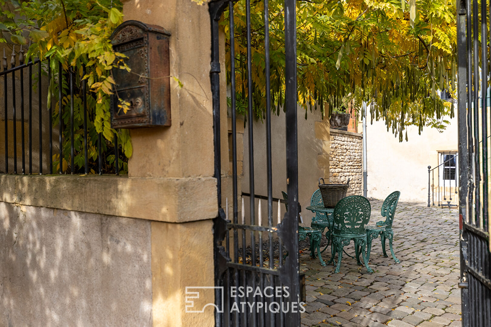 Ancien presbytère rénové avec jardin et dépendance