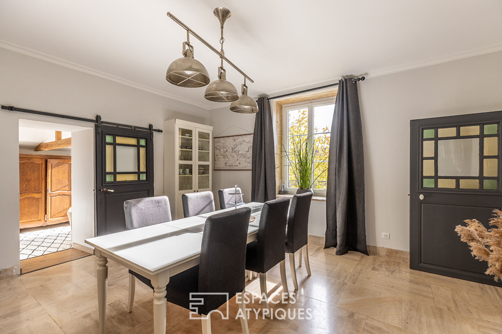 Ancien presbytère rénové avec jardin et dépendance