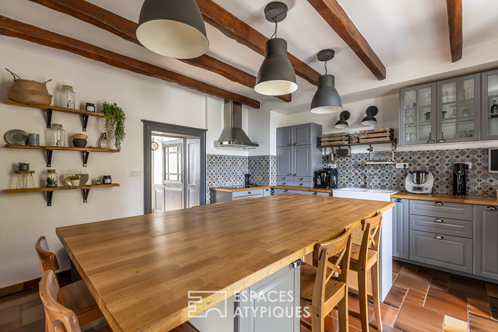 Ancien presbytère rénové avec jardin et dépendance