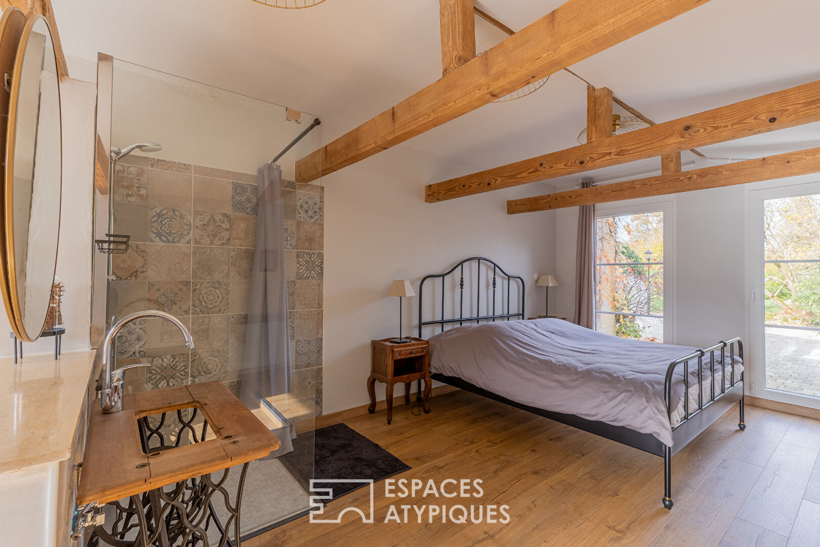 Ancien presbytère rénové avec jardin et dépendance