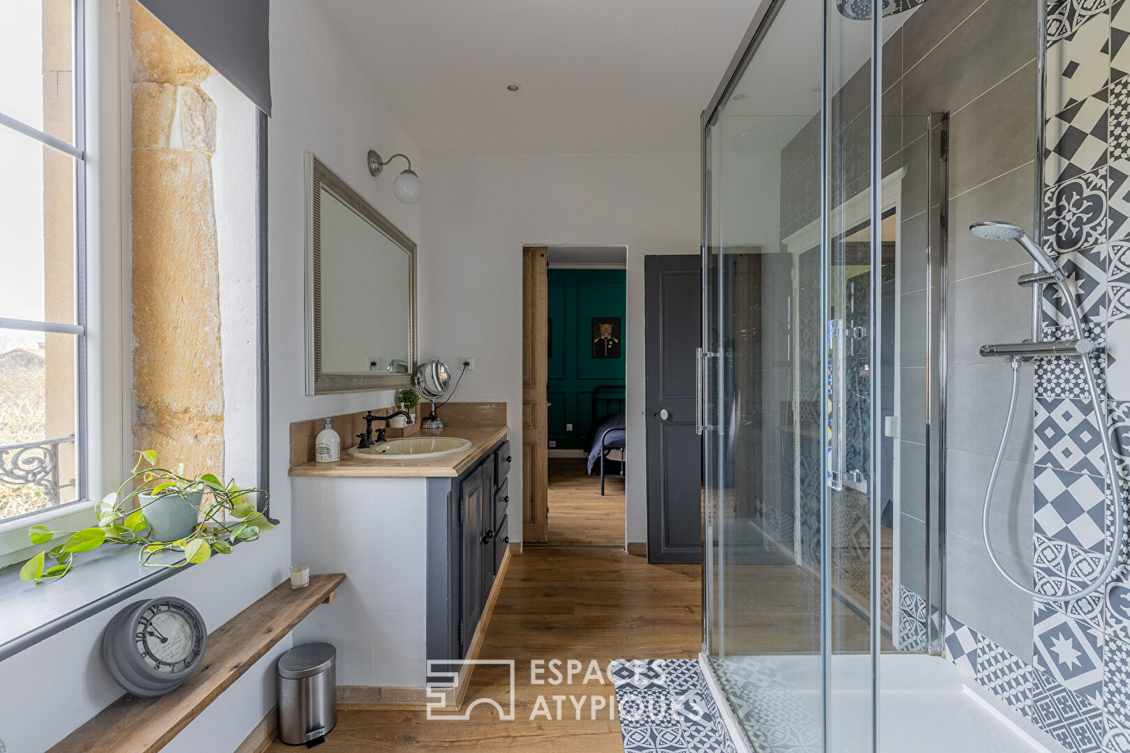 Ancien presbytère rénové avec jardin et dépendance