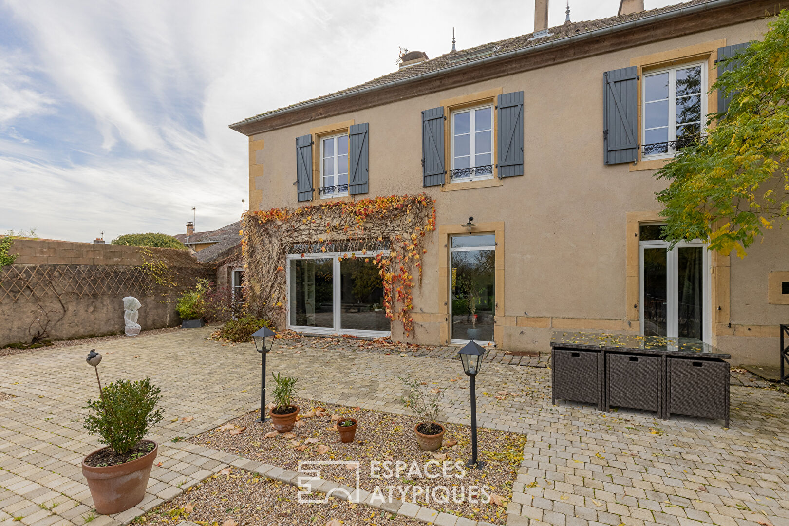 Ancien presbytère rénové avec jardin et dépendance