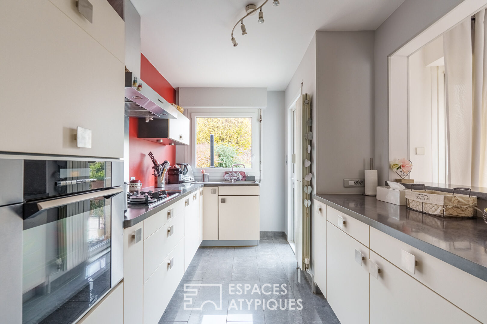 Maison rénovée et ses terrasses sur les hauteurs de Saint-Max