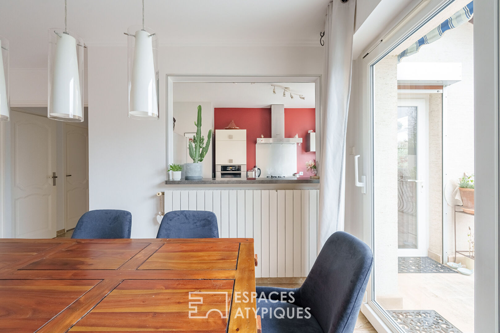 Maison rénovée et ses terrasses sur les hauteurs de Saint-Max