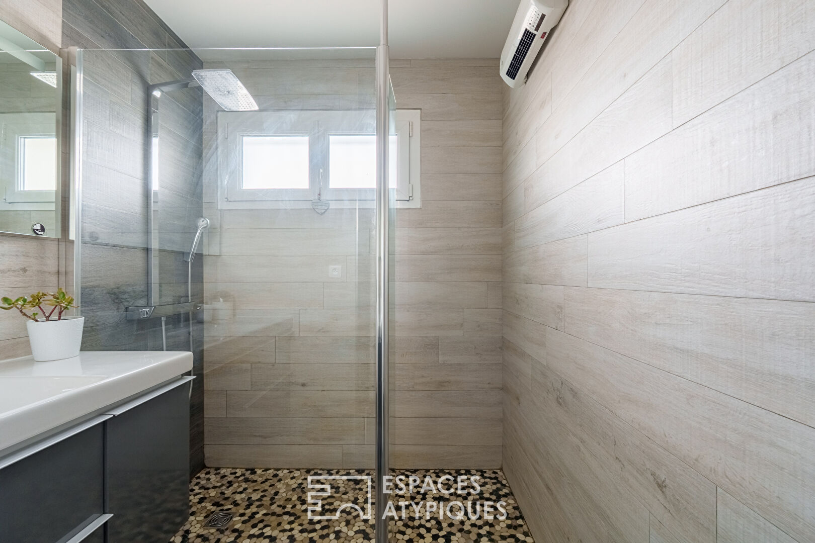 Maison rénovée et ses terrasses sur les hauteurs de Saint-Max