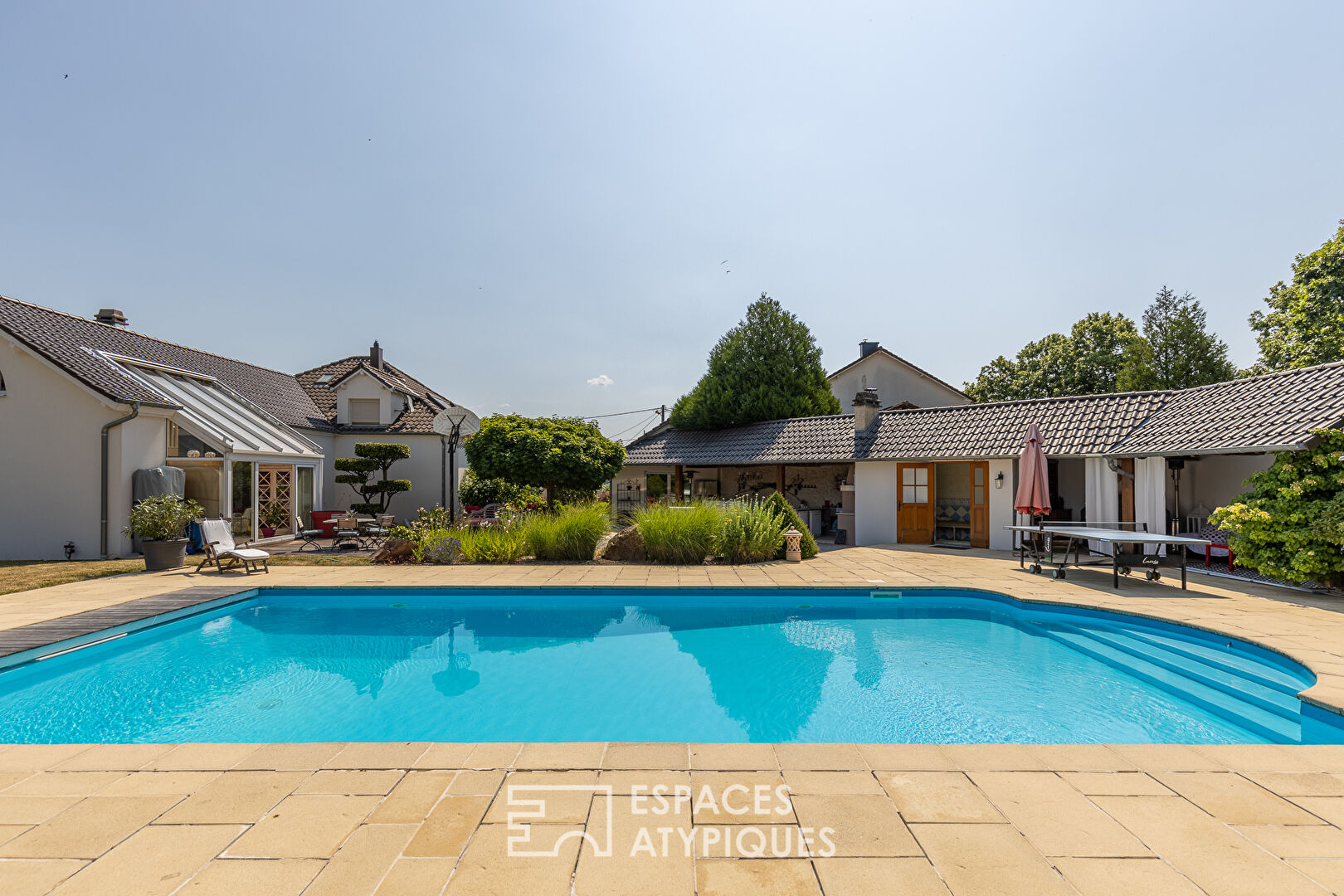 Maison familiale avec piscine et dépendance