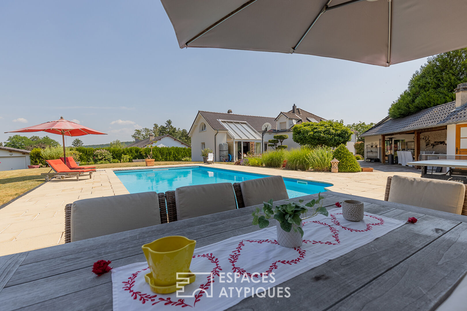 Maison familiale avec piscine et dépendance