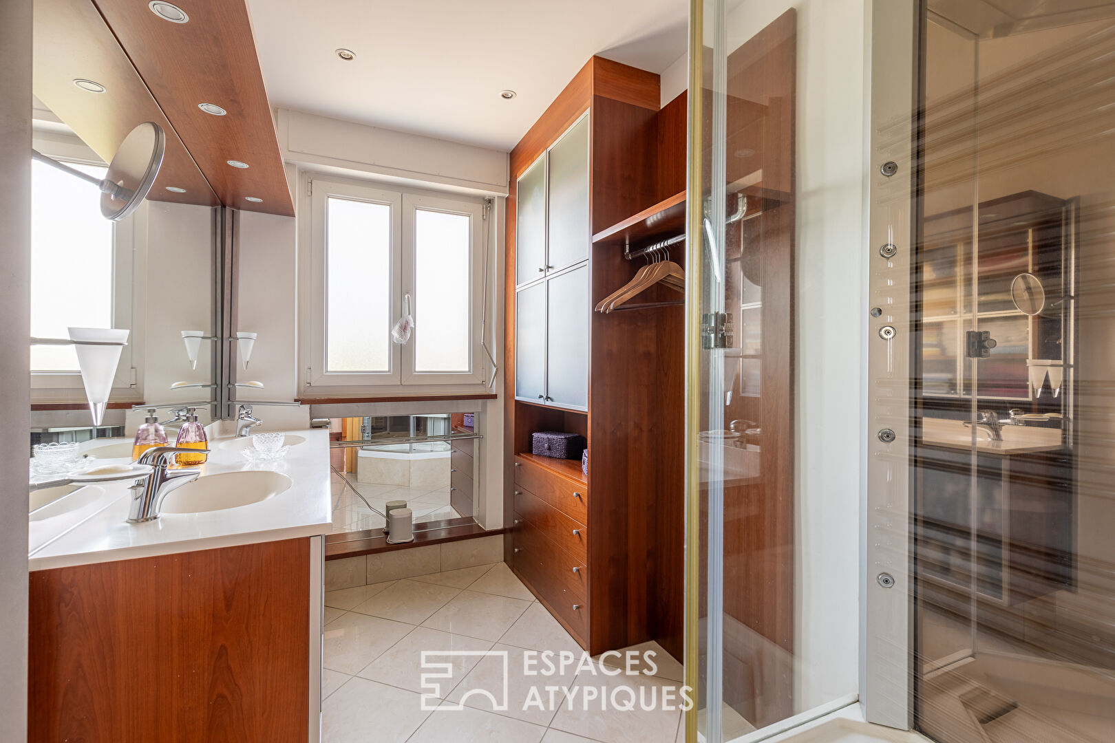 Maison familiale avec piscine et dépendance