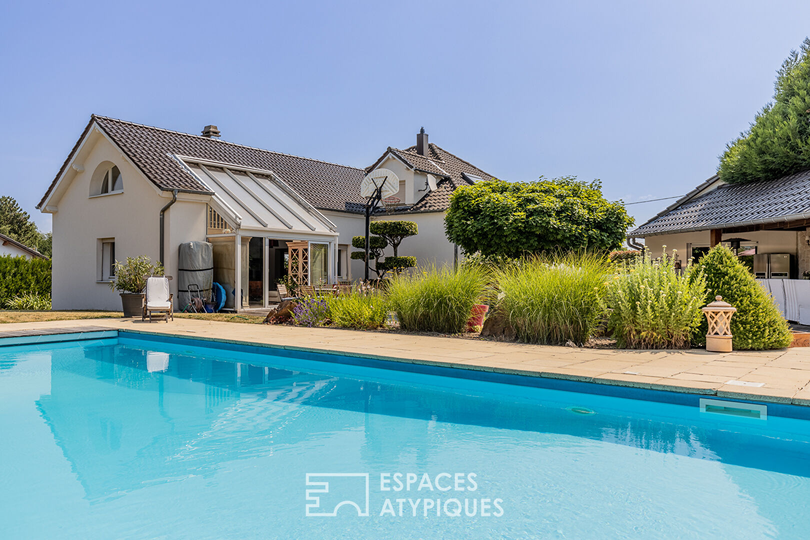 Maison familiale avec piscine et dépendance