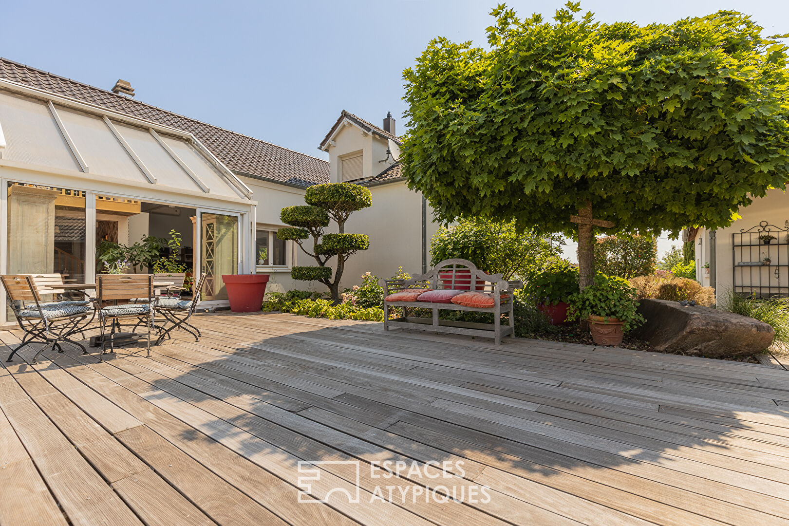 Maison familiale avec piscine et dépendance