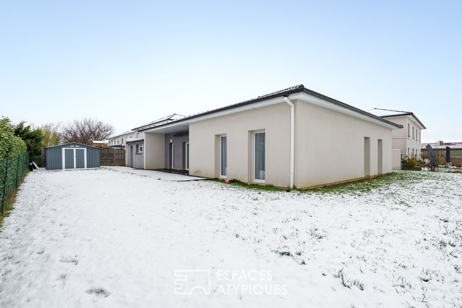 Villa contemporaine de plain-pied et son jardin