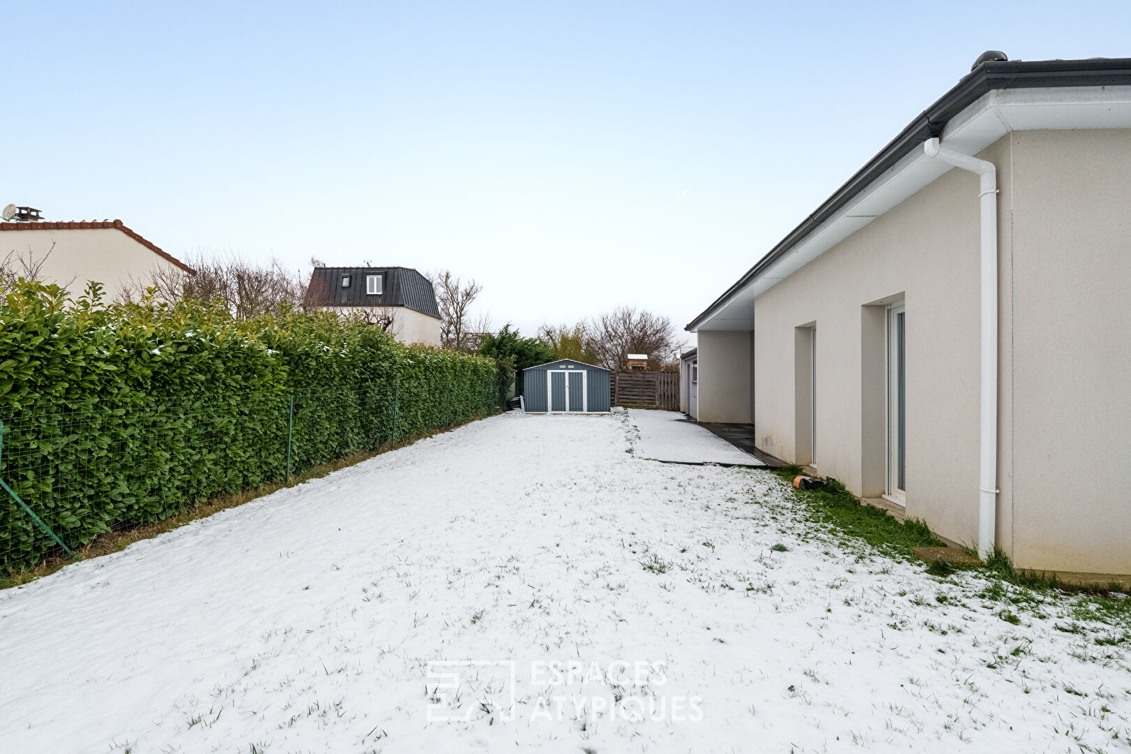 Villa contemporaine de plain-pied et son jardin